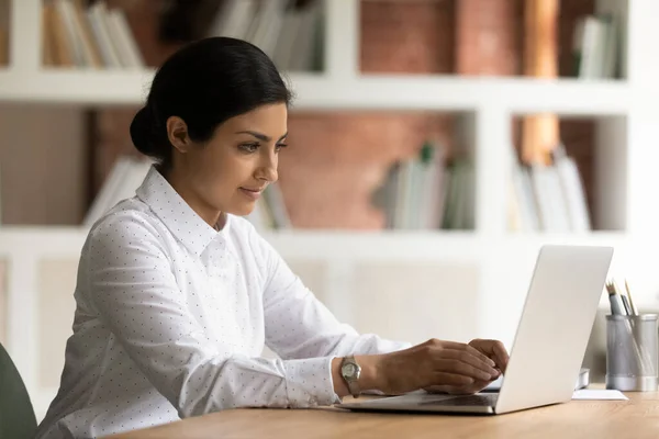 Gericht jong Indiaas etniciteit zakenvrouw werken op computer. — Stockfoto