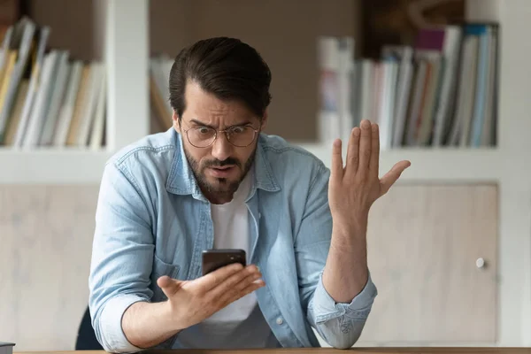 Angry nervous young man dissatisfied with bad device work. — Stock Photo, Image