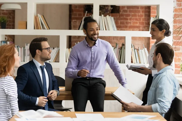 Ung afrikansk amerikansk affärsman som håller förhandlingar möte med partners. — Stockfoto