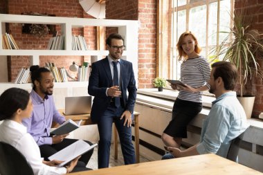 Gülümseyen rahat milenyum takım arkadaşları dostça sohbete dahil oldu..