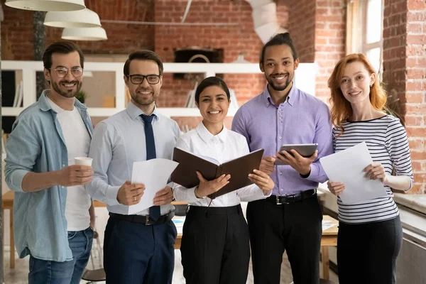 Portrait de jeunes gens d'affaires multiraciaux heureux et motivés. — Photo