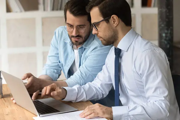 Empleados millennials cualificados que trabajan en la computadora en la oficina. — Foto de Stock