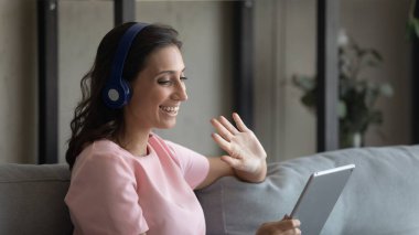 Arap kadını kulaklıkla kapatın. Tablet ve video çağrısı kullanın.