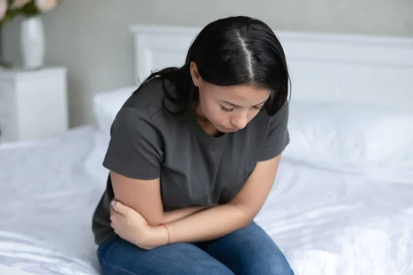 Frustré fille malheureuse se sentant mal au ventre, forte douleur à l'estomac — Photo