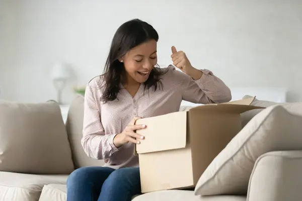 Feliz paquete emocionado destinatario desembalaje recibido caja — Foto de Stock