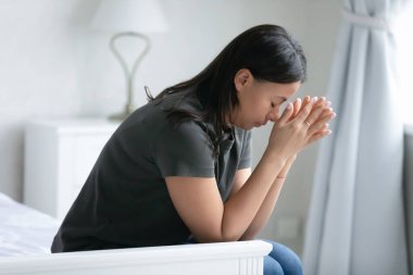 Üzgün, yorgun, melez, kederli bir kadın.