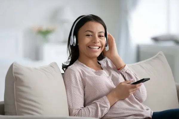 Mulher afro-americana feliz em fones de ouvido sem fio — Fotografia de Stock