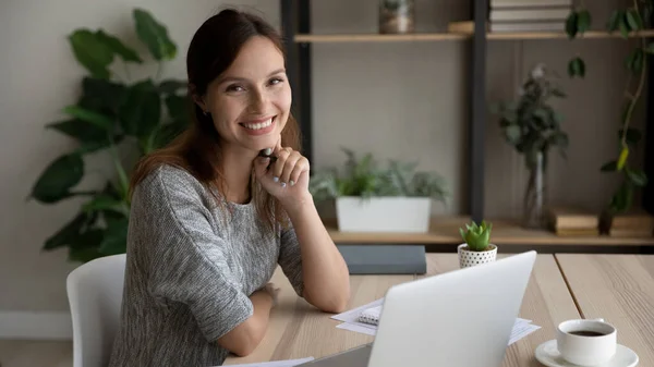 Kopfschuss Porträt lächelnde Frau sitzt mit Laptop am Schreibtisch — Stockfoto