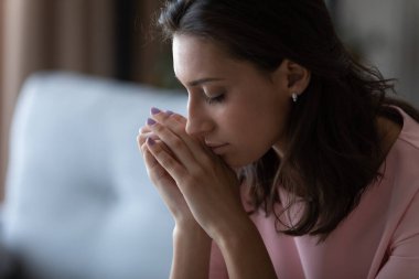 Düşüncelere dalmış mutsuz Arap bir kadına yaklaş.