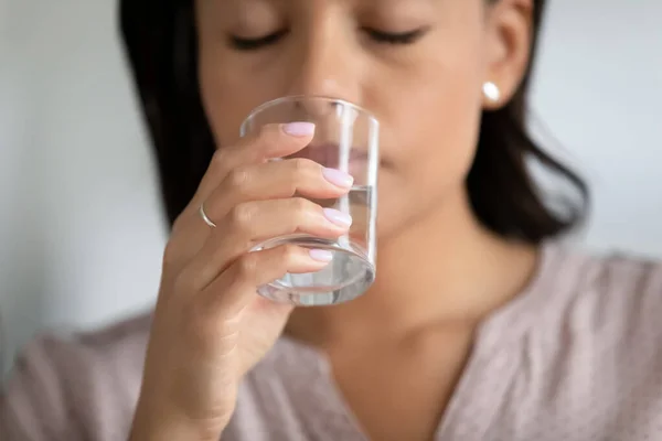 Mão de mulher segurando vidro transparente de água pura — Fotografia de Stock