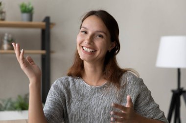 Çekici bir kadın blogcu kameraya gülümsüyor.