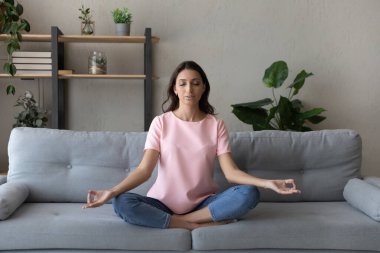 Sakin Arap kadın meditasyon yapıyor, nilüfer çiçeğinin üzerinde oturuyor.