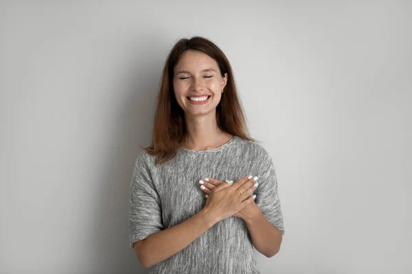 Testa di donna sorridente che tiene le mani incrociate sul petto — Foto Stock