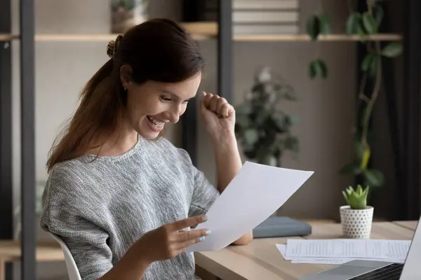 De cerca mujer feliz leyendo buenas noticias, sosteniendo la carta — Foto de Stock