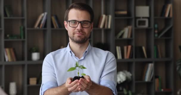 Biznesmen posiada glebę i zielony symbol roślin rosnącej działalności gospodarczej — Wideo stockowe