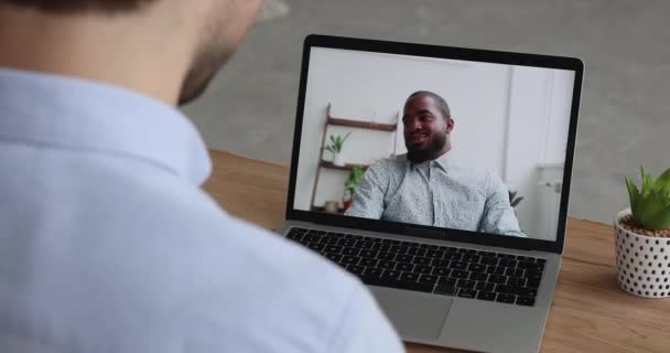 Multiracionális üzletemberek kollégái videokonferencián keresztül vesznek részt távoli beszélgetésekben — Stock videók