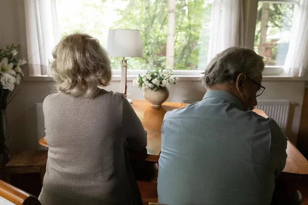 Unzufriedenes älteres Paar vermeidet Gespräch nach Streit — Stockfoto