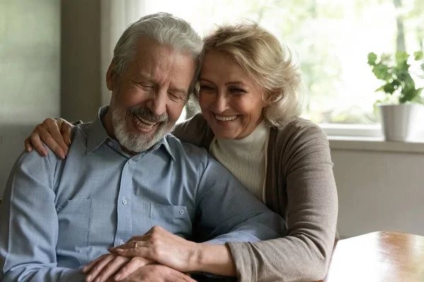 Happy old couple enjoy maturity together at home — Stockfoto