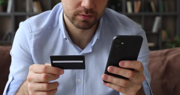 Jovem feliz comprando online use telefone e cartão de crédito — Vídeo de Stock