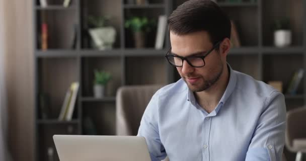 Homem feliz comemorar notícias inacreditáveis ler no laptop — Vídeo de Stock