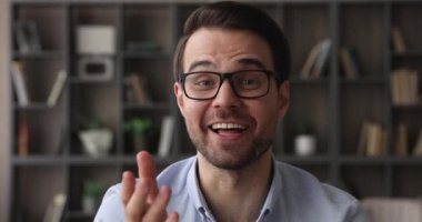 Yüz yıllık yakışıklı bir adamın video konferans aracılığıyla yakın çekim görüntüsü.