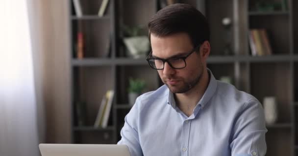 Erschöpfter junger Mann nimmt Brille ab und massiert trockene gereizte Augen — Stockvideo