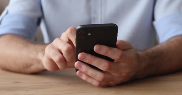 Cerca de manos masculinas utilizando el teléfono inteligente moderno — Vídeo de stock