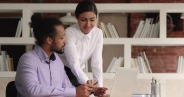 İki profesyonel karışık ırk yöneticisi büyüme stratejisi geliştiriyor.