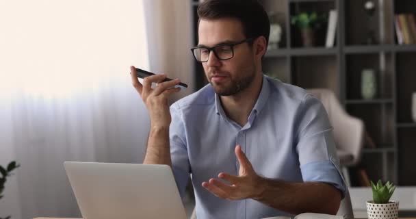 El hombre de negocios que sostiene el teléfono inteligente se comunica con su colega en el altavoz — Vídeos de Stock