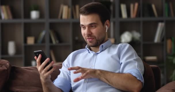 Guy tenant smartphone utiliser vidéocall app chat à un ami — Video