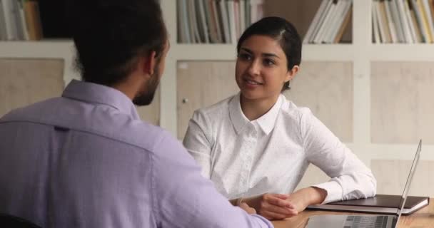 Sonriente mujer de negocios de etnia india estrechando la mano con su pareja africana. — Vídeos de Stock