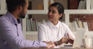 Mutlu genç çok ırklı iş ortakları el sıkışıyor, anlaşma yapıyorlar..