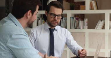 Kendine güvenen genç işadamı partneriyle tokalaşıyor..