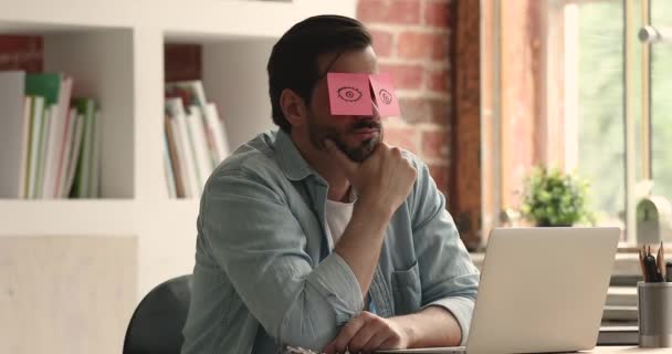 Boldogtalan fiatal férfi menedzser érzés kimerült az irodában. — Stock videók