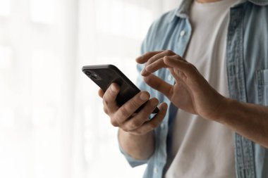 Cep telefonu uygulaması kullanan genç adamı kapat.