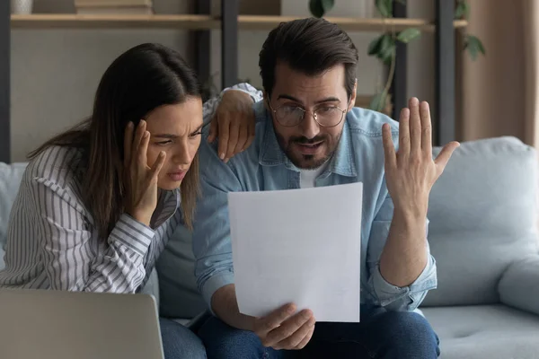 Pareja joven infeliz estresada sintiéndose insatisfecha con malas noticias. — Foto de Stock