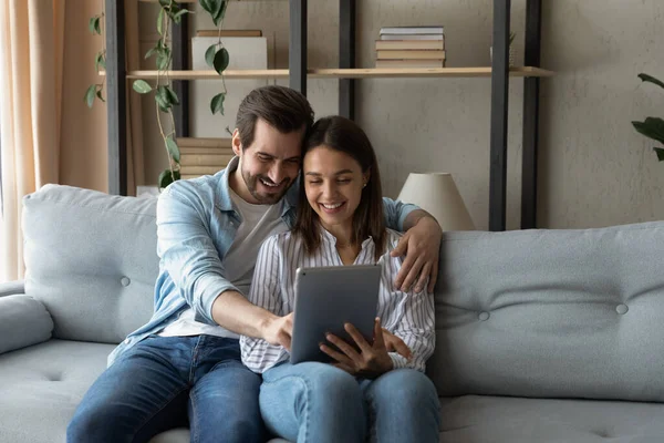 Affectionate bonding happy couple using digital tablet. — Stok fotoğraf