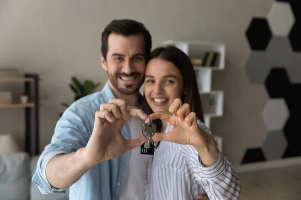 Feliz pareja joven y sincera familia mostrando las llaves de la cámara. —  Fotos de Stock