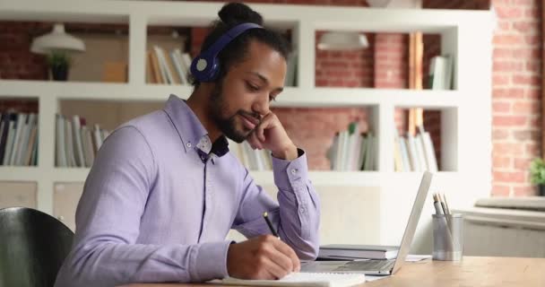 Heureux concentré jeune homme afro-américain étudiant en ligne. — Video