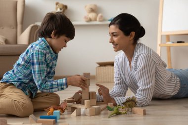 Mutlu Hintli anne ve küçük oğlu evde birlikte oynuyorlar.