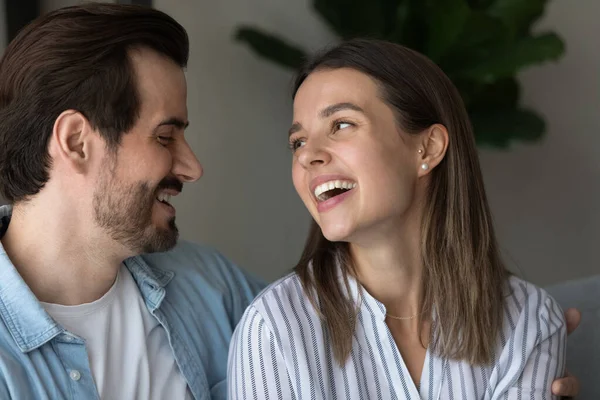 Feliz pareja de familia casada amorosa sincera disfrutando de conversación agradable. — Foto de Stock