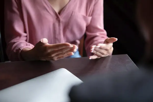 Cerca de la mujer joven gesto, involucrado en una conversación interesante. — Foto de Stock