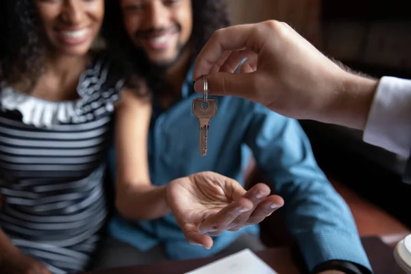 Agente inmobiliario profesional dando llaves a diversos clientes de la pareja. —  Fotos de Stock