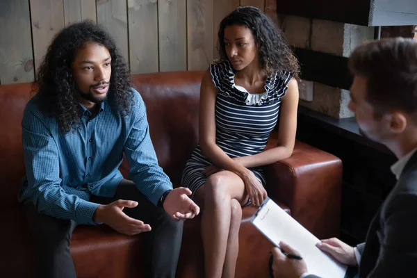 Unhappy young african american family couple consulting with professional psychologist. — Stok fotoğraf