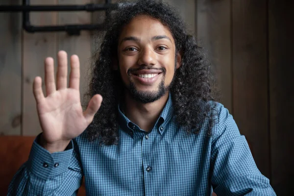 Lächelnder junger afrikanisch-amerikanischer Mann beginnt Videotelefongespräch. — Stockfoto