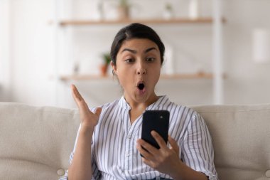 Genç Hintli kadın cep telefonundan gelen haberle şok oldu.