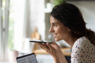 Sesli mesaj kaydeden gülümseyen kadın profilini kapat