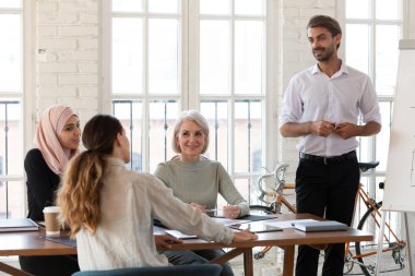 Güvenilir işletme koçu toplantıda çalışanların sorularını yanıtlıyor