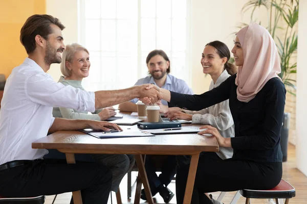 Diverse zakenpartners schudden hand, vieren contract ondertekening — Stockfoto