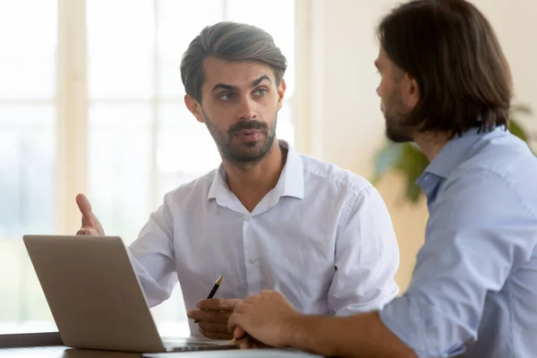 Homme d'affaires confiant discutant de la stratégie du projet avec un partenaire commercial — Photo